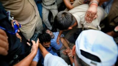 PM's Residence: Major Breaking News: Police have detained and removed Rahul Gandhi, who was staging a sit-in outside the PM's residence...! Akhilesh has also joined the protest.