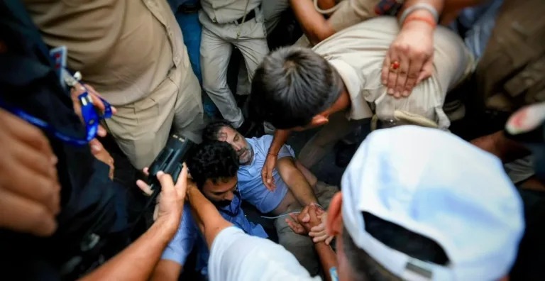 PM's Residence: Major Breaking News: Police have detained and removed Rahul Gandhi, who was staging a sit-in outside the PM's residence...! Akhilesh has also joined the protest.