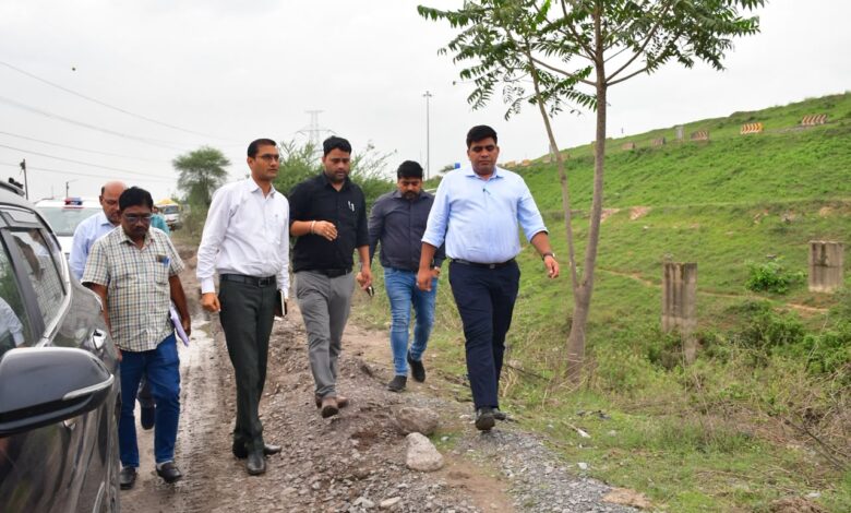 Road Construction: Korba Collector takes a tough stance on road construction! Conducted an inspection on foot; issued directives for repairs every 15 days and timely completion of work.