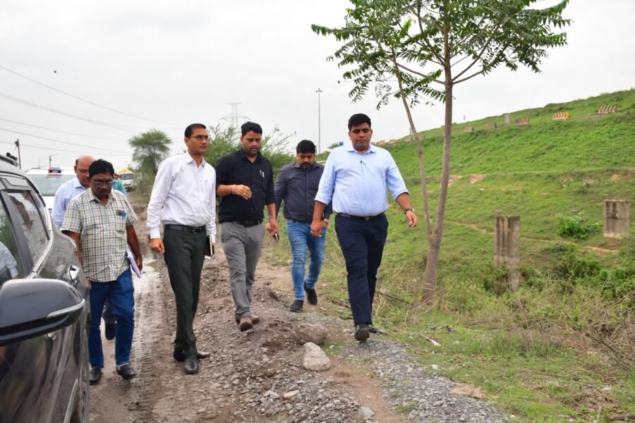 Road Construction: Korba Collector takes a tough stance on road construction! Conducted an inspection on foot; issued directives for repairs every 15 days and timely completion of work.