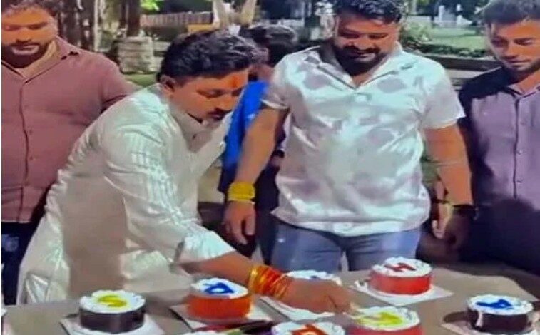 Birthday Celebration: Video of a birthday celebration in the middle of the road in Kanker goes viral! Cake cutting and fireworks marked the BJYM leader's birthday... questions raised regarding rule violations.