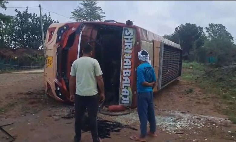 Bus Accident: Major road accident in Jashpur...! Passenger bus overturns at a diversion... 10 injured; woman in critical condition.
