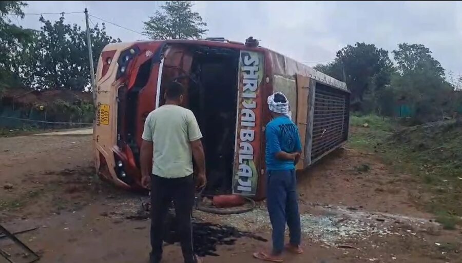 Bus Accident: Major road accident in Jashpur...! Passenger bus overturns at a diversion... 10 injured; woman in critical condition.