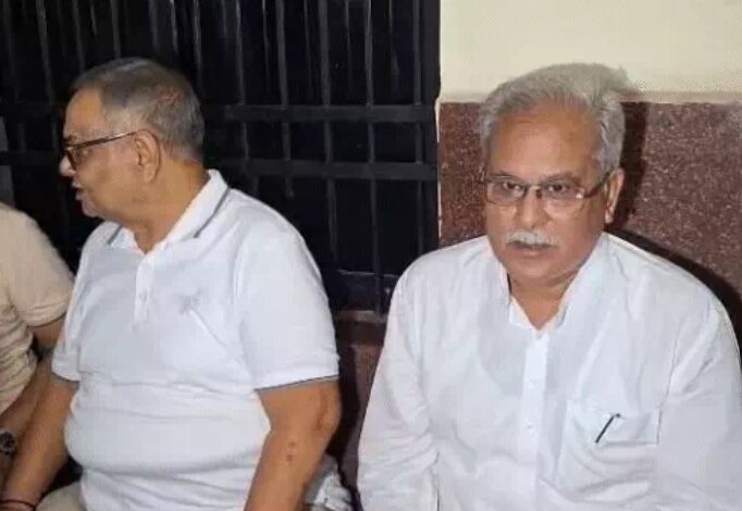 Liquor Scam: Jail term extended for Congress leader who was absconding for 3 years...! Bhupesh Baghel visits the court... meets Ramgopal Agarwal.