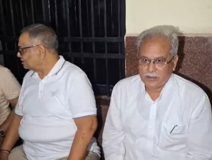 Liquor Scam: Jail term extended for Congress leader who was absconding for 3 years...! Bhupesh Baghel visits the court... meets Ramgopal Agarwal.