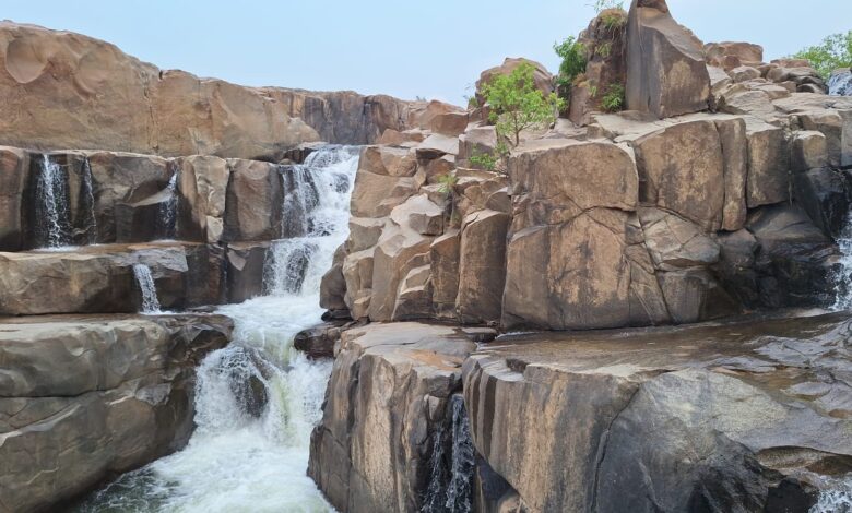 Picnic Spot: The rainy season brings not just beauty, but also danger...! Korba administration appeals to the public: Avoid taking selfies or performing stunts near waterfalls.