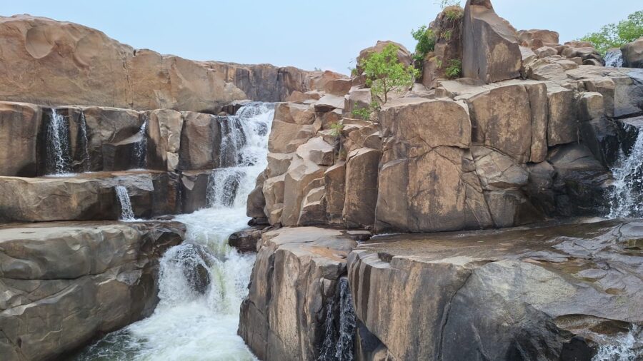 Picnic Spot: The rainy season brings not just beauty, but also danger...! Korba administration appeals to the public: Avoid taking selfies or performing stunts near waterfalls.
