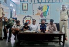 Police Raid: A gambling den was operating near the Sulabh toilet... 6 gamblers arrested in a police raid... goods worth ₹29,300 seized.