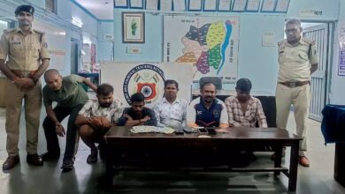 Police Raid: A gambling den was operating near the Sulabh toilet... 6 gamblers arrested in a police raid... goods worth ₹29,300 seized.