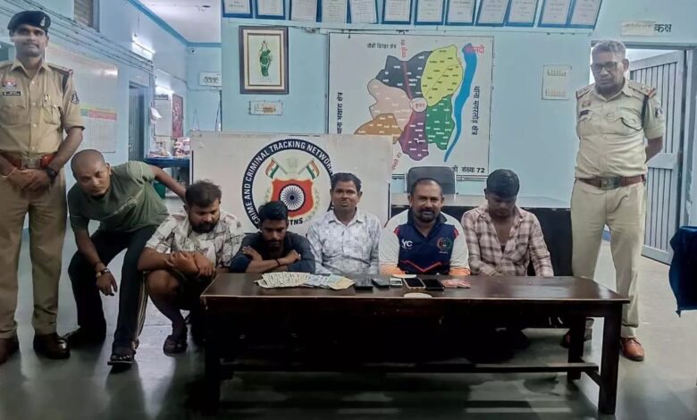 Police Raid: A gambling den was operating near the Sulabh toilet... 6 gamblers arrested in a police raid... goods worth ₹29,300 seized.