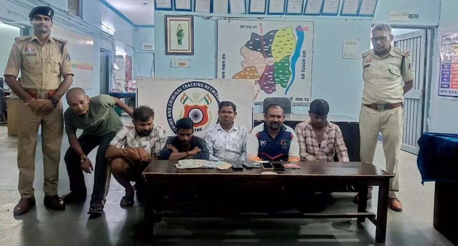 Police Raid: A gambling den was operating near the Sulabh toilet... 6 gamblers arrested in a police raid... goods worth ₹29,300 seized.