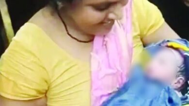 Viral News – Bus Delivery: A pregnant woman went into labor on a bus traveling from Korba to Patna; the bus was cleared of other passengers, and female travelers assisted in a safe delivery.