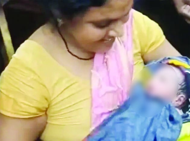 Viral News – Bus Delivery: A pregnant woman went into labor on a bus traveling from Korba to Patna; the bus was cleared of other passengers, and female travelers assisted in a safe delivery.