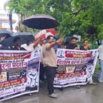 JJM Contractors' Protest: Work completed... payment incomplete! JJM contractors stood firm even in the rain... massive protest in Raipur... Watch the video.