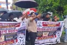 JJM Contractors' Protest: Work completed... payment incomplete! JJM contractors stood firm even in the rain... massive protest in Raipur... Watch the video.