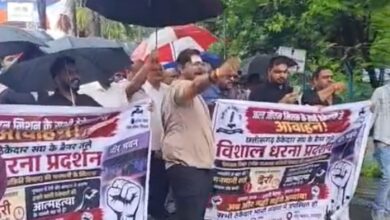 JJM Contractors' Protest: Work completed... payment incomplete! JJM contractors stood firm even in the rain... massive protest in Raipur... Watch the video.