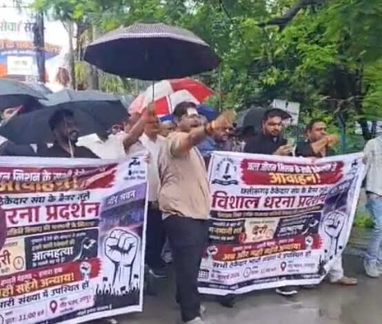 JJM Contractors' Protest: Work completed... payment incomplete! JJM contractors stood firm even in the rain... massive protest in Raipur... Watch the video.