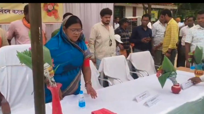 School Admission Festival: Uproar at the event! MLA furious over stage arrangements... personally removed the nameplate... officials reprimanded... Watch the video here.