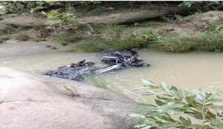 Flood Tragedy: Swollen stream claims young man's life in Korba...! Villagers tried to stop him, but he ventured in to cross... Body found 3 km away.