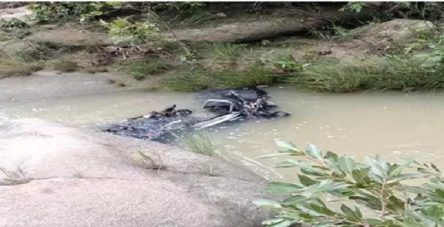 Flood Tragedy: Swollen stream claims young man's life in Korba...! Villagers tried to stop him, but he ventured in to cross... Body found 3 km away.