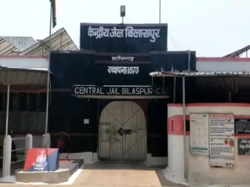 Bilaspur Central Jail: Major incident at Bilaspur Central Jail... Prisoner dies after jumping into a burning furnace... Investigation underway.