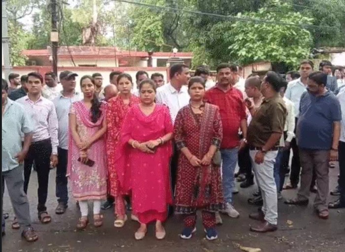 Bilaspur Snakebite Scam: Uproar over fraudulent snakebite compensation scam...! 3 clerks suspended... employees launch protest against the arrests.