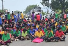 Eklavya School: Students leave school and sit on the road... Demand to remove the principal and superintendent... Korba-Katghora road blocked... Officials concerned.