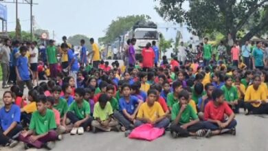 Eklavya School: Students leave school and sit on the road... Demand to remove the principal and superintendent... Korba-Katghora road blocked... Officials concerned.