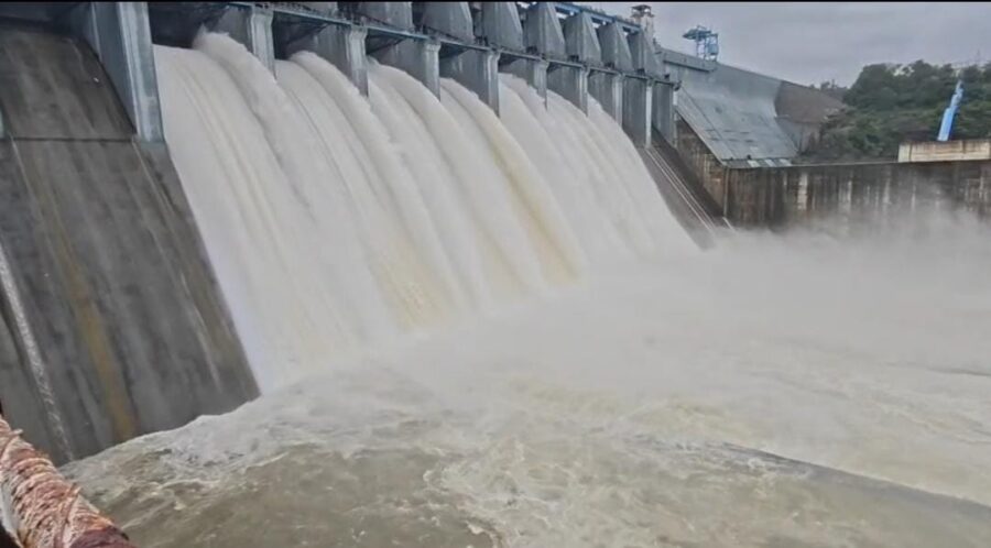 Bango Dam Gates Opened: 7 gates of Bango Dam opened...! 41,000 cusecs of water released into the Hasdeo River... 34 villages on alert.