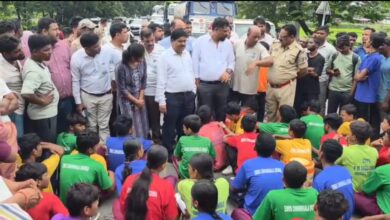 Eklavya School Protest: Anger erupts among Eklavya Residential School students! Worms in the food and mistreatment sparked outrage... students blocked the Korba-Katghora highway.