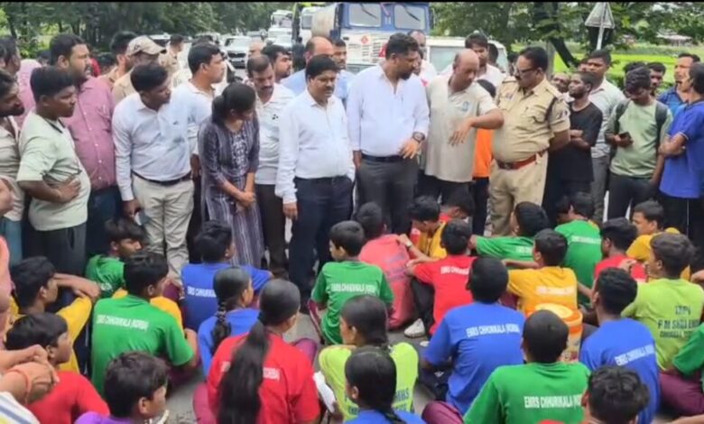 Eklavya School Protest: Anger erupts among Eklavya Residential School students! Worms in the food and mistreatment sparked outrage... students blocked the Korba-Katghora highway.
