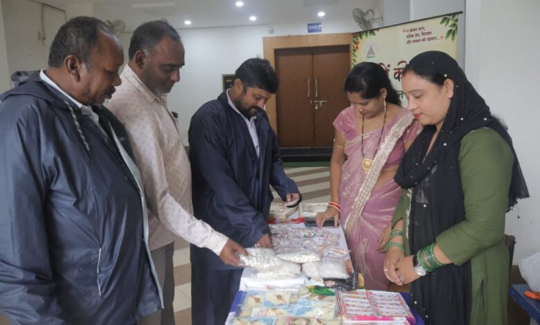 Korba News: Rakhis made from paddy and rice win hearts; the Collector praises the craftsmanship of the women from Korba; a special Rakhi was also crafted for CM Sai.
