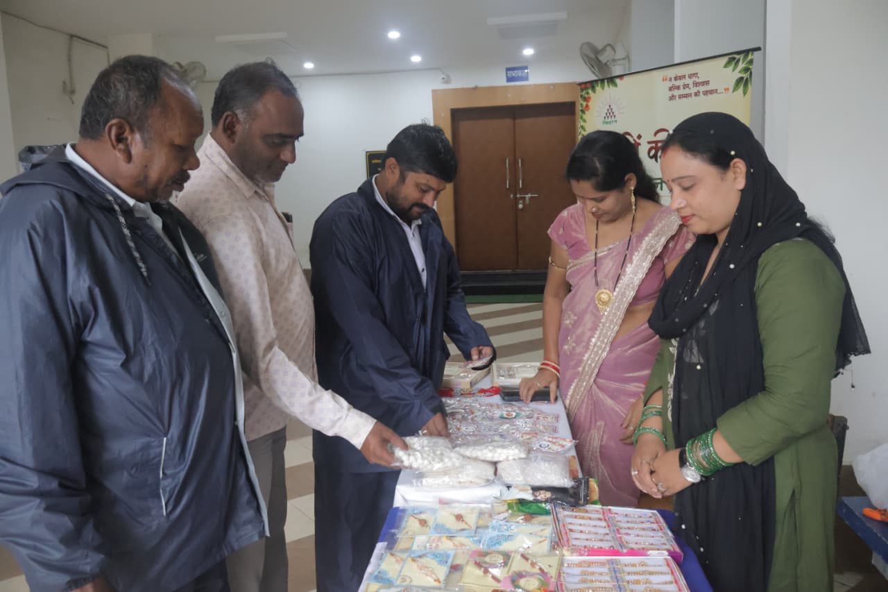 Korba News: Rakhis made from paddy and rice win hearts; the Collector praises the craftsmanship of the women from Korba; a special Rakhi was also crafted for CM Sai.