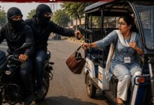 Teacher Robbery: Female teacher robbed at gunpoint in broad daylight in Durg! Miscreants stopped her e-rickshaw and assaulted her... Search intensified using CCTV footage.