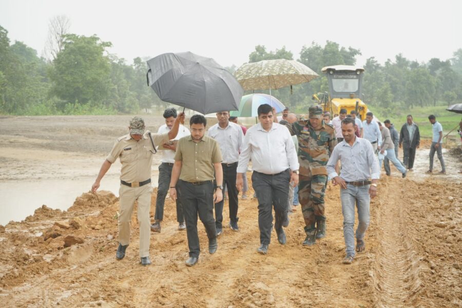Bridge Inspection: Even the rain couldn't stop the Collector...! Leaving the car behind, he walked through the mud to reach a village 100 km away.
