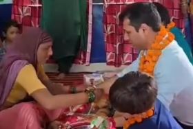 Datia IAS: Collector Swapnil Wankhade celebrated Raksha Bandhan in a settlement; he touched the sisters' feet to seek their blessings—a video that won hearts.