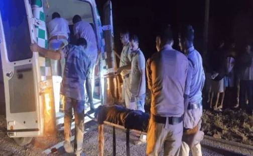 Balrampur Road Accident: Deadly collision at 2 AM! Pickup truck carrying laborers crashes into bauxite truck; 3 dead, 7 critically injured.