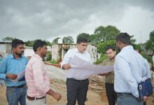 Eklavya School: Korba Collector in action mode! Kunal Dudawat visited the forest region... irregularities in construction work were exposed... issued a stern warning to officials.