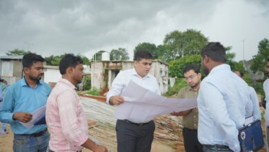 Eklavya School: Korba Collector in action mode! Kunal Dudawat visited the forest region... irregularities in construction work were exposed... issued a stern warning to officials.