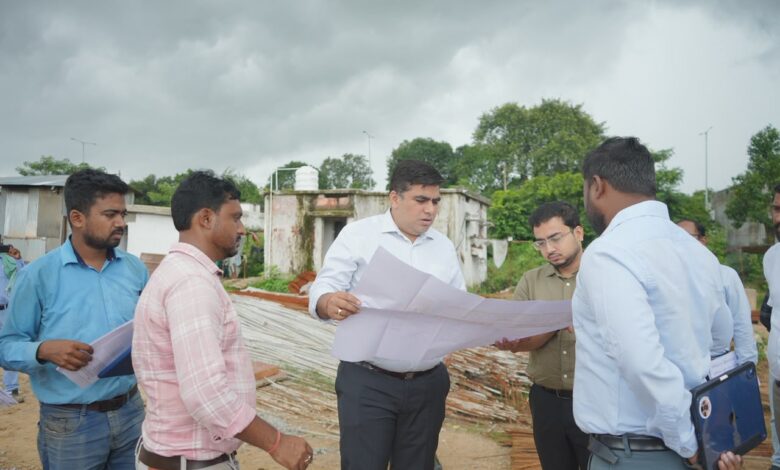 Eklavya School: Korba Collector in action mode! Kunal Dudawat visited the forest region... irregularities in construction work were exposed... issued a stern warning to officials.