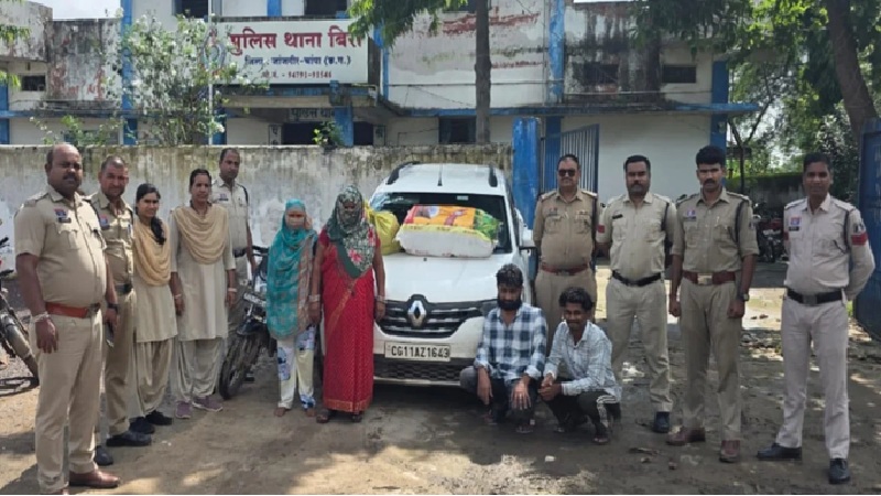 Drug Smuggling: Filmy-style cannabis smuggling in Chhattisgarh... A bike acting as a scout... 26.8 kg of cannabis seized from a car.