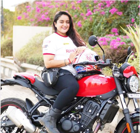 Dhamtari Road Accident: Motorcyclist Riddhi Thakkar killed... hit by a trailer... accident occurred at Markatola Ghat.