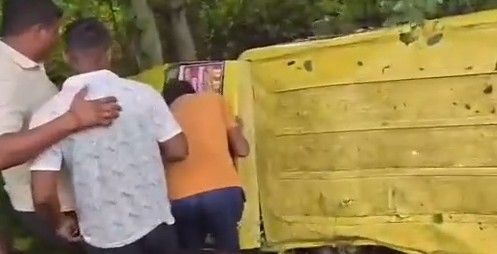 Jaunpur Accident: Speeding bus hits school van, 7 children injured; van overturned while overtaking... Watch video.