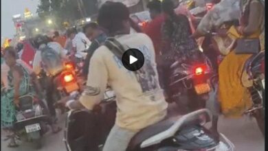 Drunk Driving: Drunken youth goes on a rampage on the streets of Korba... rams his Activa into multiple vehicles... apprehended by police at the railway crossing.