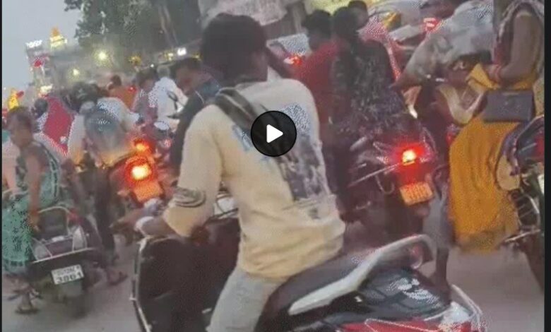 Drunk Driving: Drunken youth goes on a rampage on the streets of Korba... rams his Activa into multiple vehicles... apprehended by police at the railway crossing.