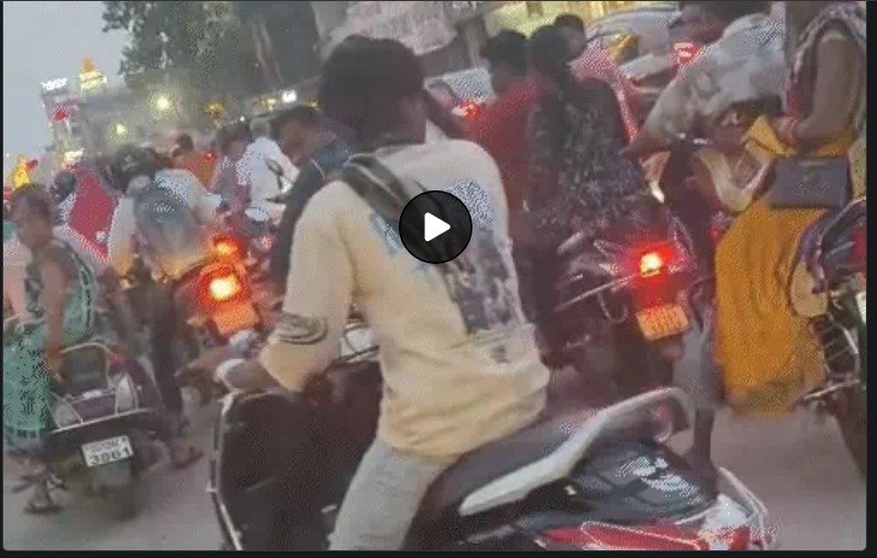 Drunk Driving: Drunken youth goes on a rampage on the streets of Korba... rams his Activa into multiple vehicles... apprehended by police at the railway crossing.