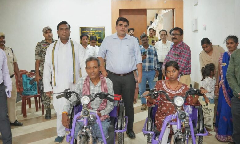 Collector's 'Jan-Darshan': No longer reliant on others—charting the journey ahead with their own determination! Two differently-abled individuals received motorized tricycles at the public grievance hearing.