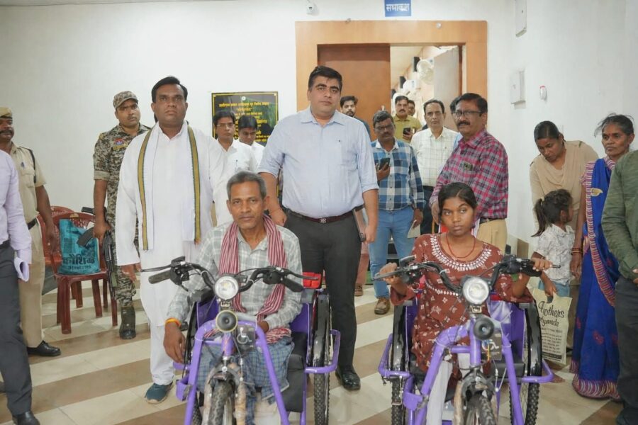 Collector's 'Jan-Darshan': No longer reliant on others—charting the journey ahead with their own determination! Two differently-abled individuals received motorized tricycles at the public grievance hearing.