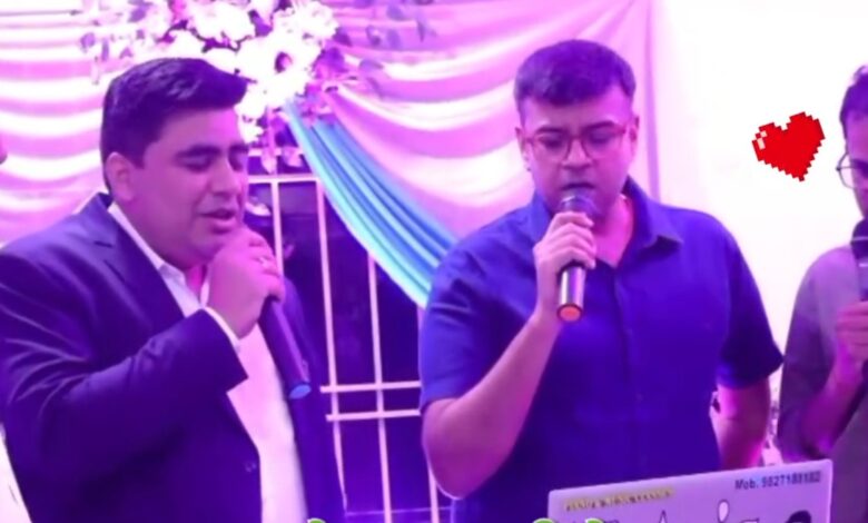 SP & IAS Sing: When the Collector and SP took the mic, the farewell evening turned melodious...! The song won everyone's hearts—listen for yourself.