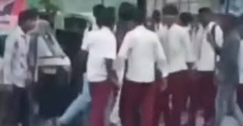 Student Dispute: Two groups of students clashed on the road after school dismissal; a fierce brawl ensued.